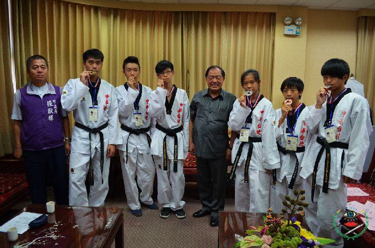 張通榮市長接見表揚在越南國際公開賽獲獎跆拳道選手...