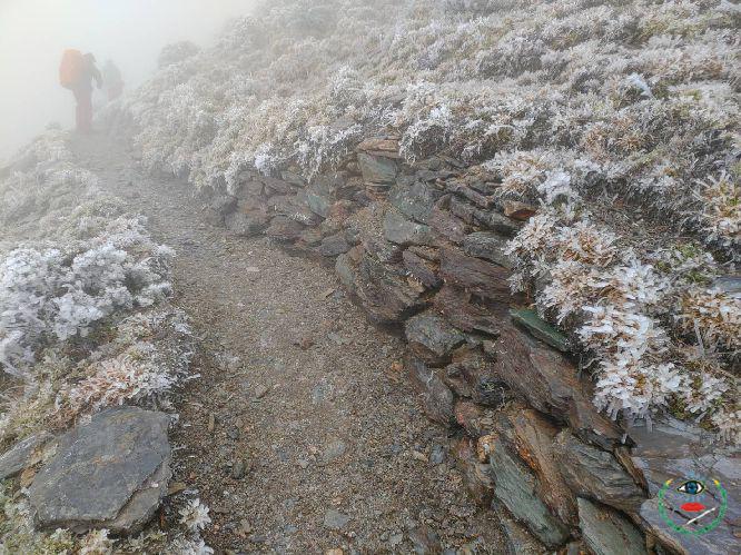 嘉明湖國家步道山區 步道結冰上山需加穿冰爪...