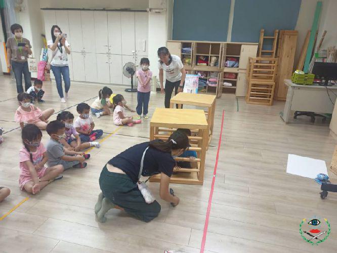 地震頻傳，防災教育向下扎根，安定區公所在幼兒園辦理學童演練。...