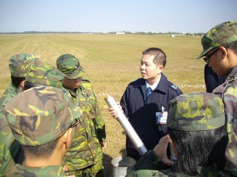 陸軍第十軍團火箭營參訪空軍氣象聯隊第三天氣中心