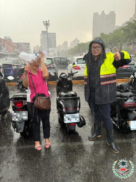 民族警冒雨尋找老婦失車.jpg