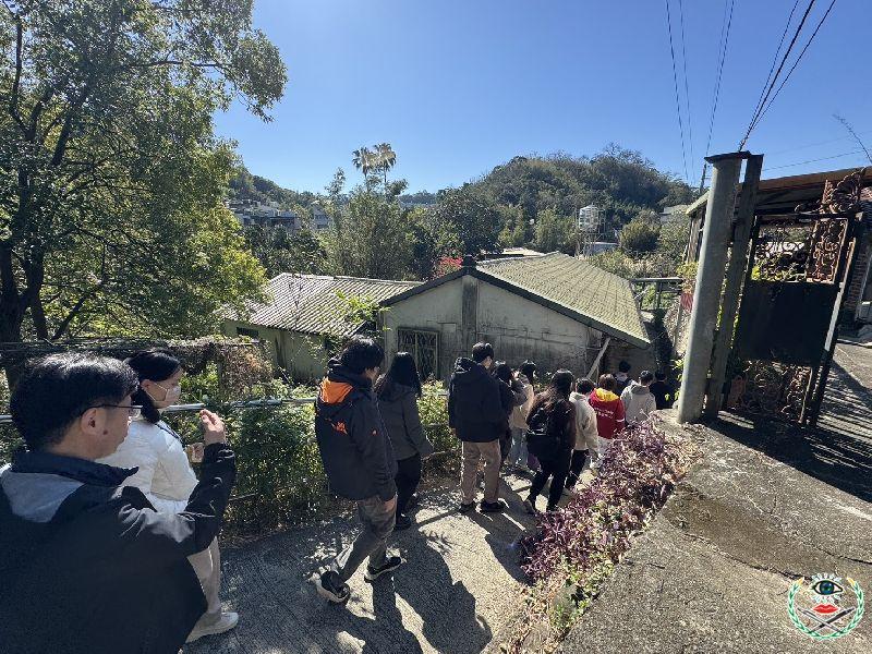 圖3：羅晉弘里長帶著清大後醫系學生走訪五峰里進行居家關懷活動。.jpg