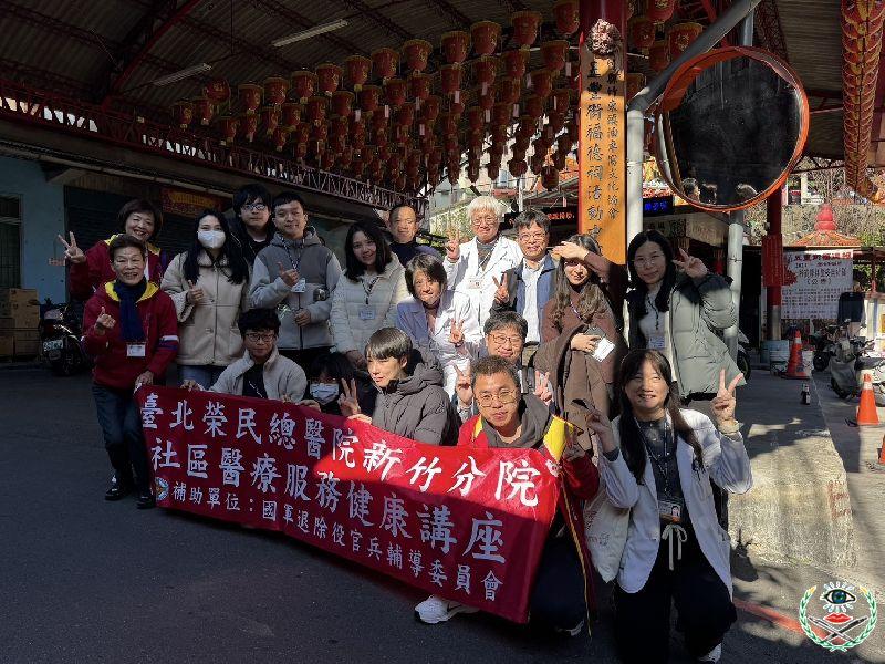 圖2：五峰街福德祠活動中心行前合影。中間白袍是陳曾基院長。.jpg