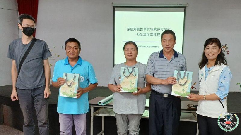 113年度參與赤腹游蛇生態服務給付埤塘及農地維護農友（林業保育署新竹分署提供）。.jpg